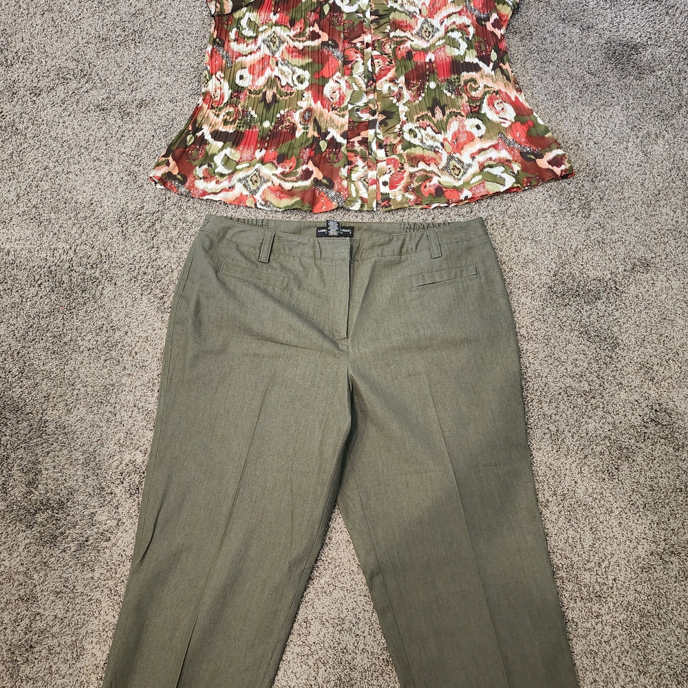 Signature by Larry Levine Sage Green Women's Cropped Pants